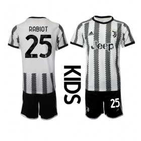 Baby Fußballbekleidung Juventus Adrien Rabiot #25 Heimtrikot 2022-23 Kurzarm (+ kurze hosen)